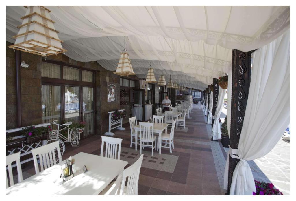 Bendita Mare Apartment Golden Sands Bagian luar foto